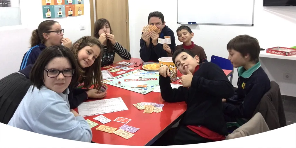 Niños realizando talleres artísticos y manualidades en la academia